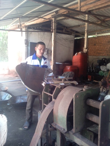 Anh Lê Xuân Diễn với xưởng cơ khí Gia Long tại thôn Bình Đê, xã Hoài Châu Bắc
